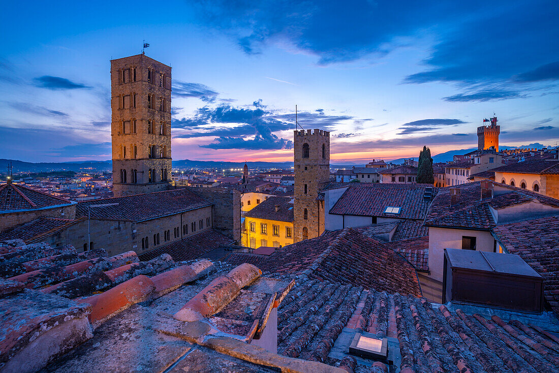 Blick auf die Skyline und die Dächer der Stadt vom Palazzo della Fraternita dei Laici in der Abenddämmerung, Arezzo, Provinz Arezzo, Toskana, Italien, Europa