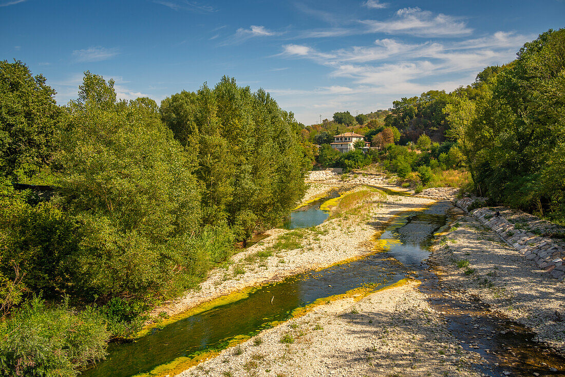 Blick auf den Fluss von der Ponte Santa Maria Maddalena, Provinz San Rimini, Emilia-Romagna, Italien, Europa