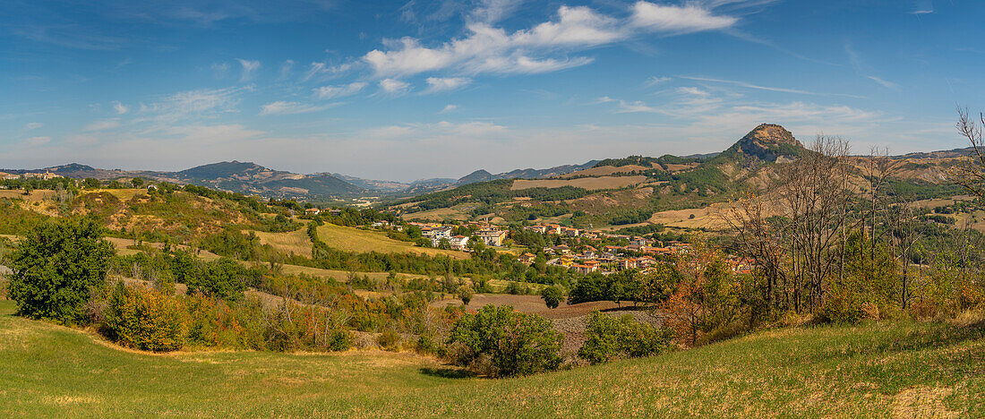 Blick auf Bäume und Landschaften in Richtung San Leo, Provinz San Rimini, Emilia-Romagna, Italien, Europa