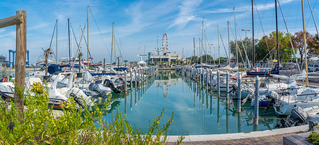 Blick auf Boote im Yachthafen von Rimini, Rimini, Emilia-Romagna, Italien, Europa