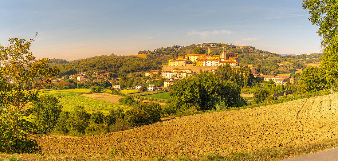 Blick auf Monterchi und die umliegende Landschaft, Provinz Arezzo, Toskana, Italien, Europa