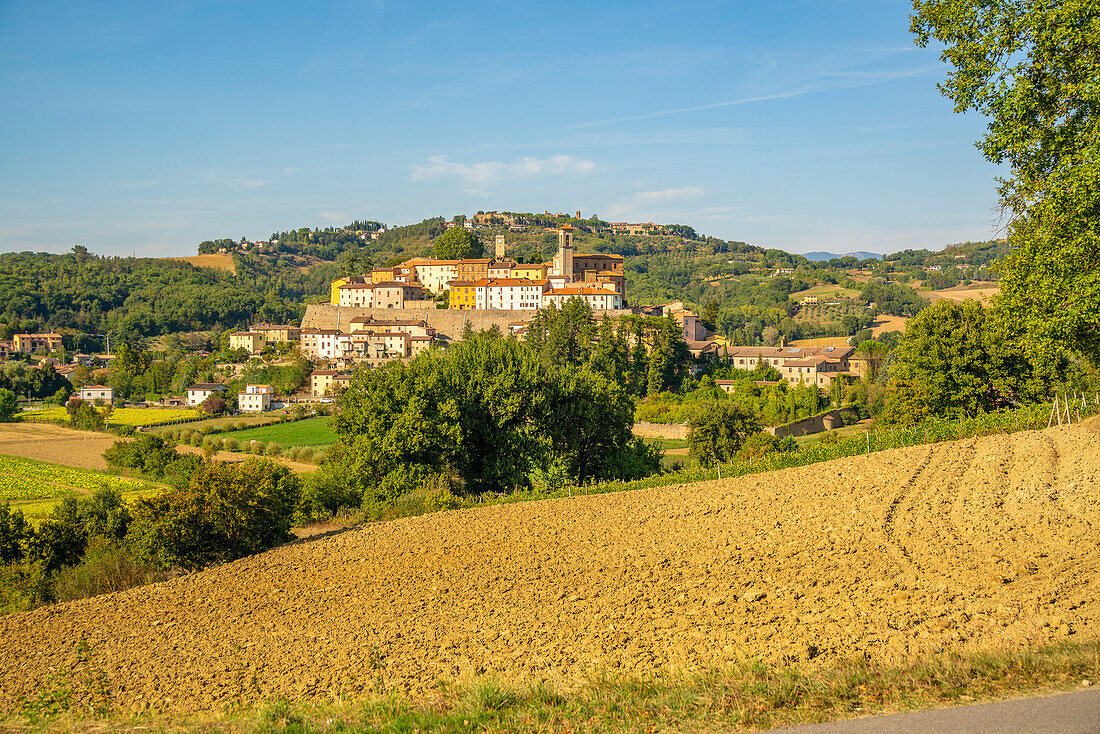 Blick auf Monterchi und die umliegende Landschaft, Provinz Arezzo, Toskana, Italien, Europa