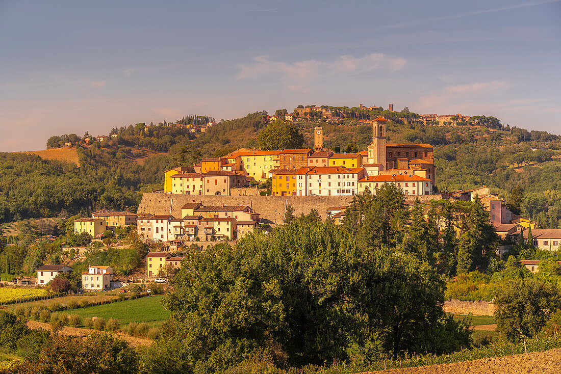 Blick auf Monterchi und die umliegende Landschaft, Provinz Arezzo, Toskana, Italien, Europa