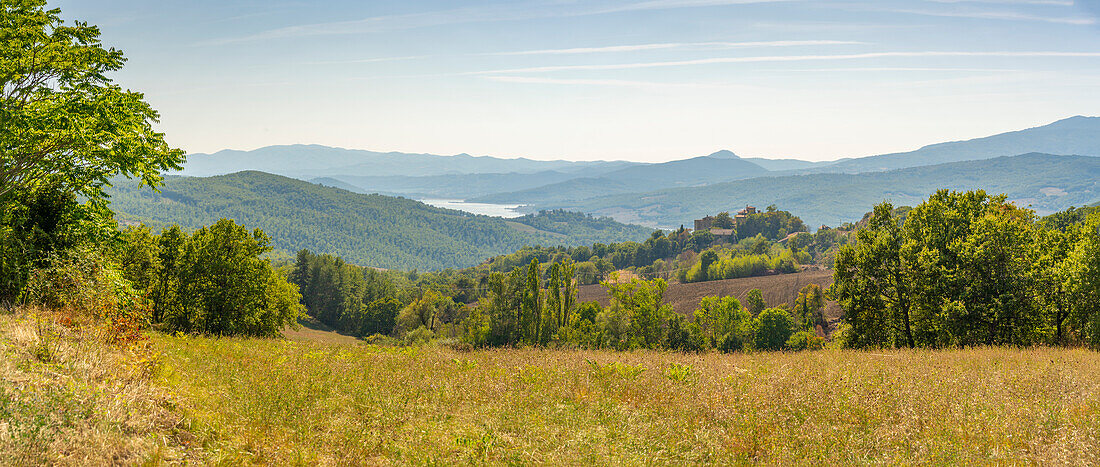 Blick auf Schloss und Landschaft bei Viamaggio, Provinz Arezzo, Toskana, Italien, Europa