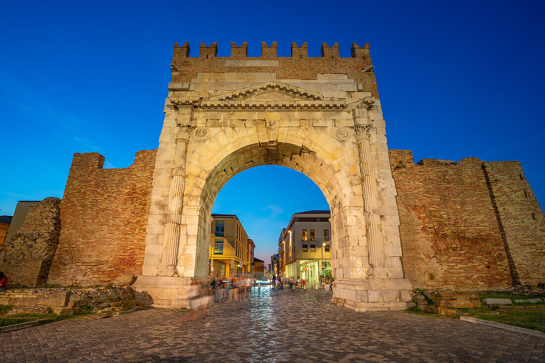 Blick auf den Augustusbogen (Arco d'Augusto) in der Abenddämmerung, Rimini, Emilia-Romagna, Italien, Europa