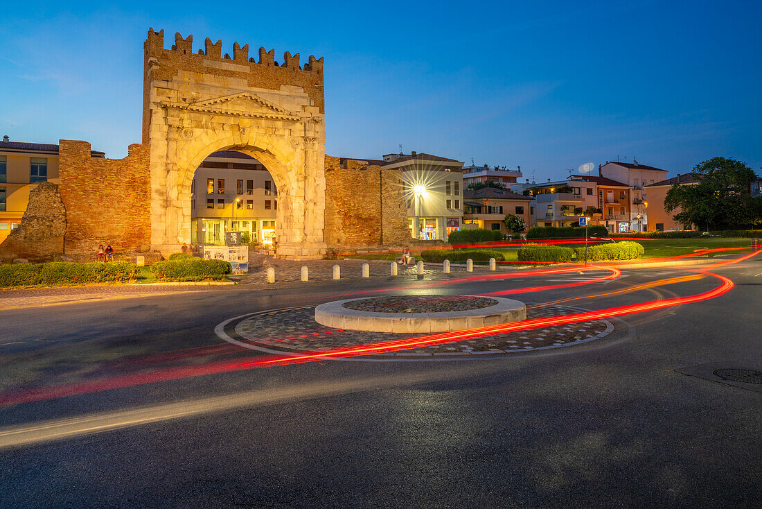 Blick auf den Augustusbogen (Arco d'Augusto) in der Abenddämmerung, Rimini, Emilia-Romagna, Italien, Europa