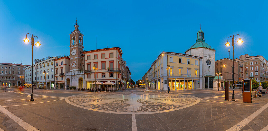 Blick auf den Torre dell'Orologio und die Kirche Dei Paolotti auf der Piazza Tre Martiri in der Abenddämmerung, Rimini, Emilia-Romagna, Italien, Europa