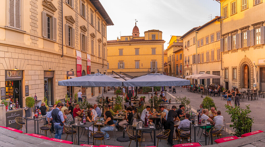 Blick auf ein Restaurant auf der Piazza San Francesco, Arezzo, Provinz Arezzo, Toskana, Italien, Europa