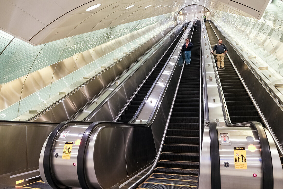 Architektonisches Detail der Rolltreppen von Grand Central Madison, einem Nahverkehrsterminal, unter dem Grand Central Terminal, für die Long Island Rail Road (LIRR) in New York City, Vereinigte Staaten von Amerika, Nordamerika