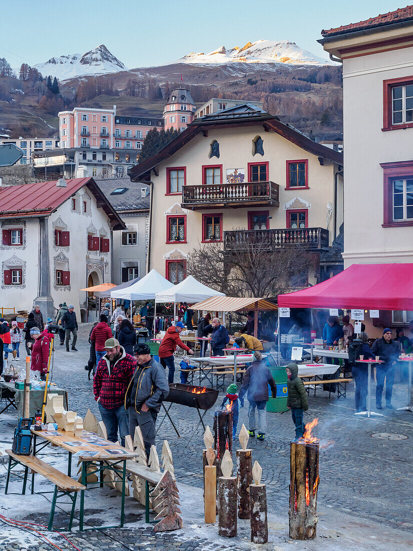Ein Weihnachtsmarkt im Freien in Scuol, Schweiz, Europa