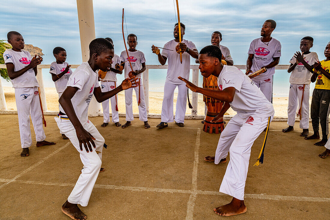 Junge Jungen üben Capoeira, Baia Azul, Benguela, Angola, Afrika