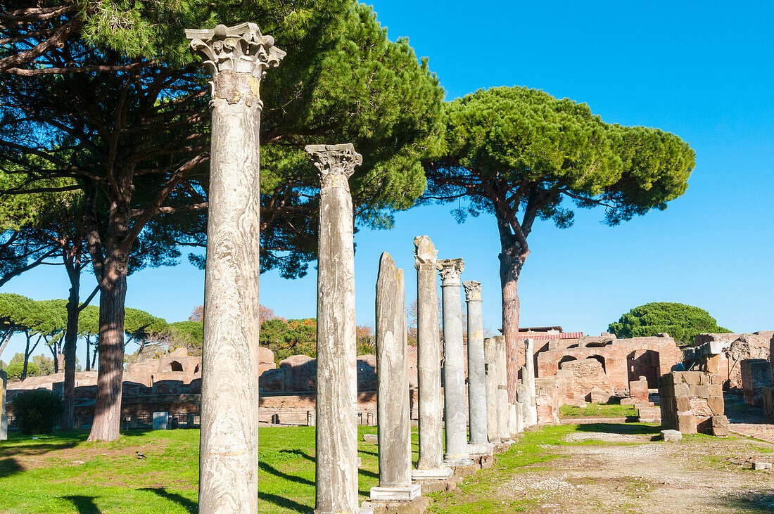 Säulen des Theaters, archäologische Ausgrabungsstätte Ostia Antica, Ostia, Provinz Rom, Latium (Lazio), Italien, Europa