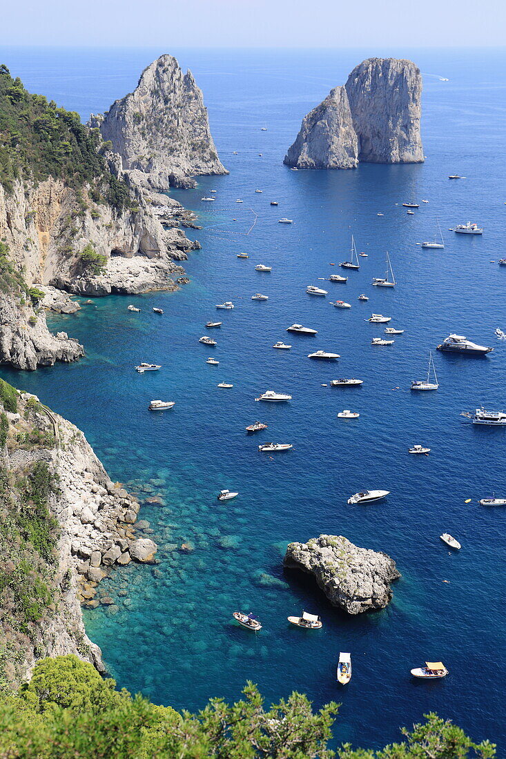 Faraglioni-Felsen auf der Insel Capri, Golf von Neapel, Kampanien, Italien, Europa