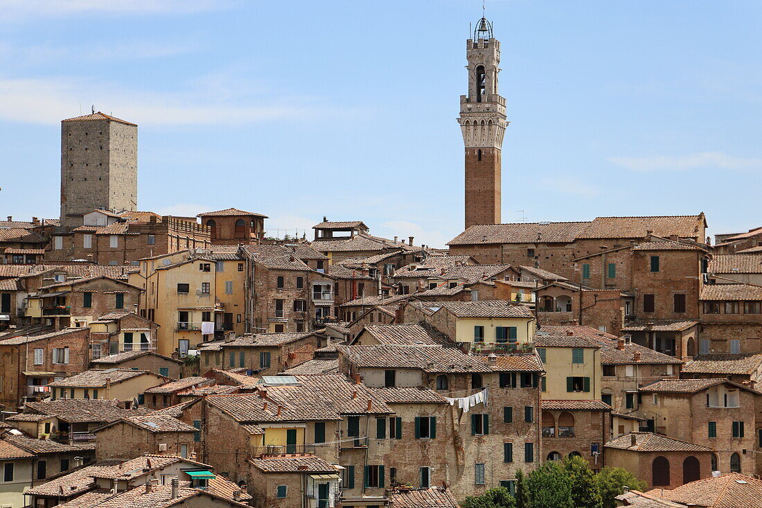 Stadtbild von Siena mit Mangia-Turm im Hintergrund, Siena, UNESCO-Weltkulturerbe, Toskana, Italien, Europa