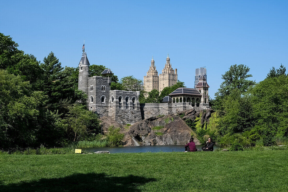 Stadtlandschaft mit dem Belvedere Castle, einem neugotischen Bauwerk auf dem Vista Rock, Central Park, Manhattan Island, New York City, Vereinigte Staaten von Amerika, Nordamerika