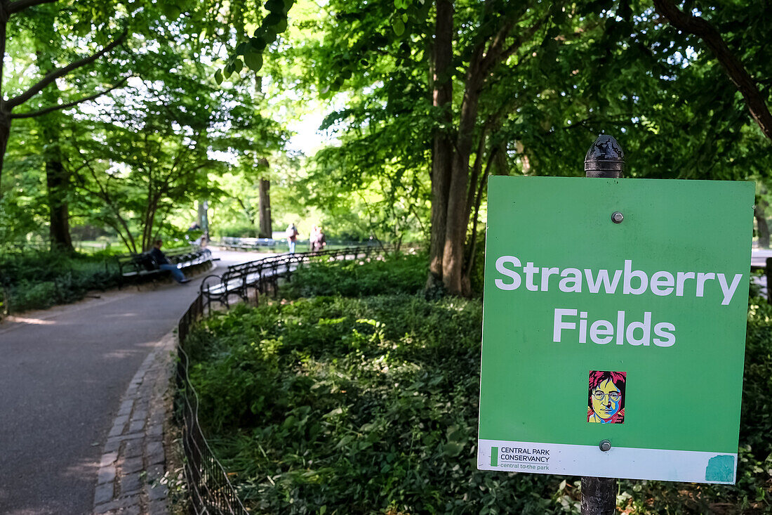 Blick auf das Strawberry Fields Memorial, ein landschaftlich gestalteter Bereich zum Gedenken an das ehemalige Beatles-Mitglied John Lennon, der den Song Strawberry Fields Forever schrieb, Central Park, Manhattan, New York City, Vereinigte Staaten von Amerika, Nordamerika