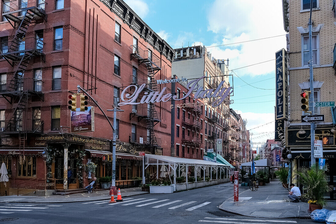 Blick auf die Kreuzung Mulberry Street und Hester Street, mit dem ikonischen Schild Little Italy, Manhattan, New York City, Vereinigte Staaten von Amerika, Nordamerika