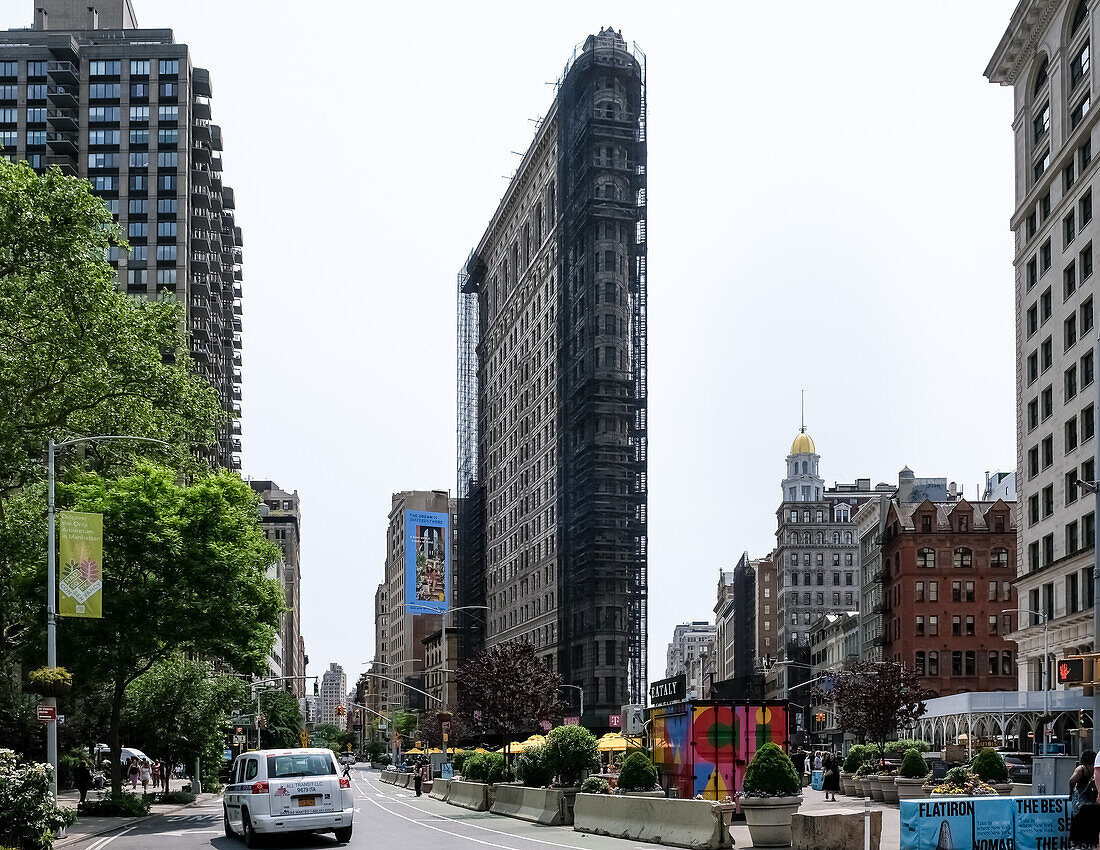 Blick auf das Flatiron Building, ein dreieckiges stahlgerahmtes Wahrzeichen an der 175 Fifth Avenue im Stadtteil Flatiron District, Manhattan, New York City, Vereinigte Staaten von Amerika, Nordamerika