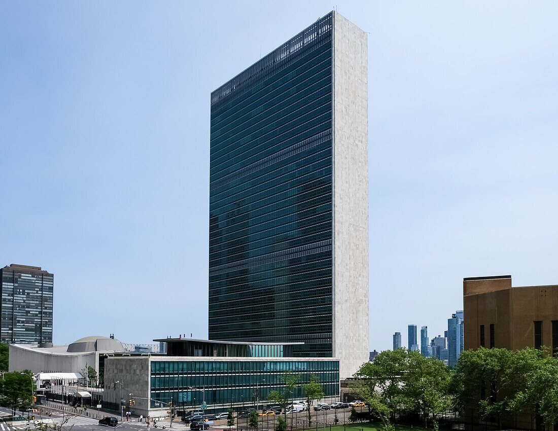 Blick auf das Sekretariatsgebäude der Vereinten Nationen, einen Wolkenkratzer am Sitz der Vereinten Nationen im Stadtteil Turtle Bay, Manhattan, New York City, Vereinigte Staaten von Amerika, Nordamerika