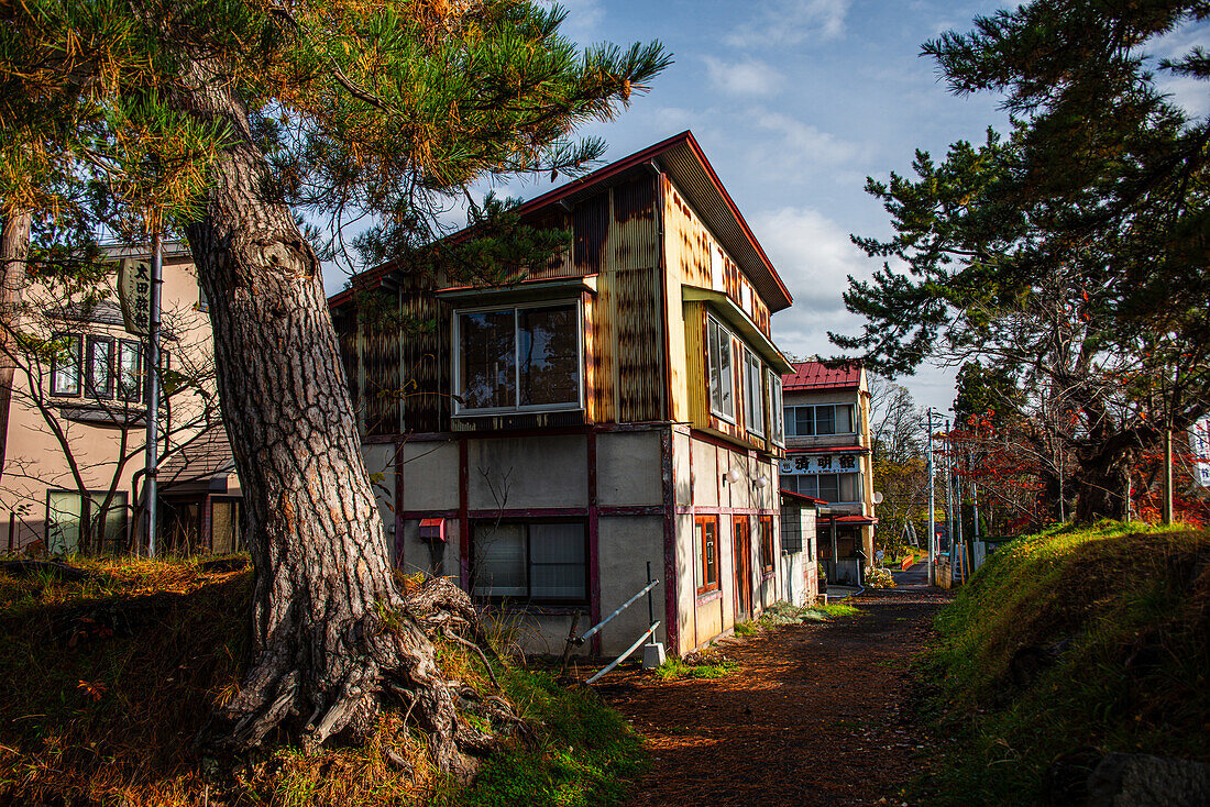 Altes modernes japanisches Gebäude in einem Waldgebiet in der Nähe von Hirosaki, Nord-Honshu. Japan