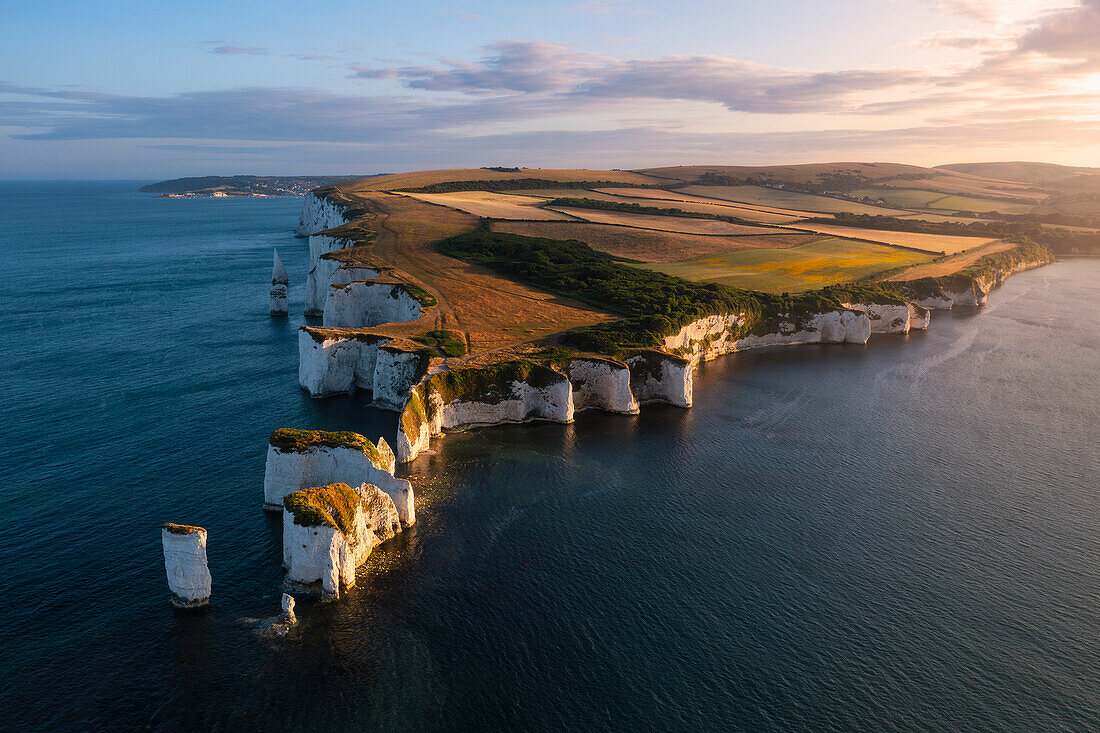 Luftaufnahme von Old Harry Rocks bei Sonnenuntergang, Handfast Point, Purbeck, Jurassic Coast, UNESCO-Weltkulturerbe, Dorset, England, Vereinigtes Königreich, Europa