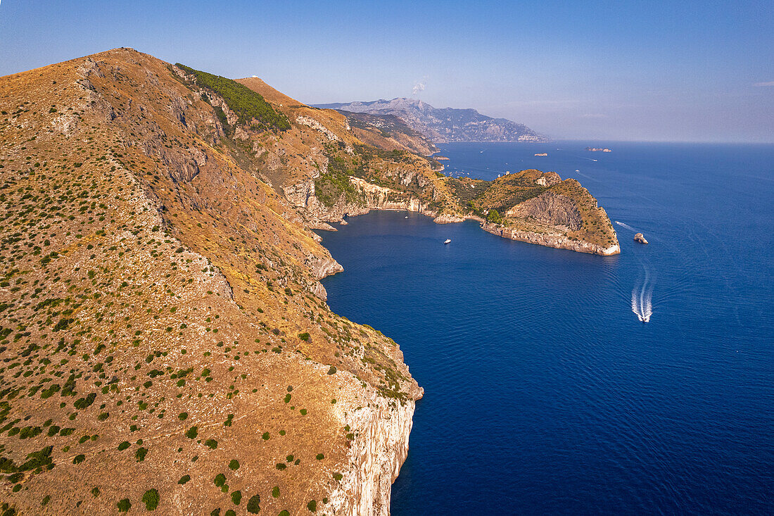 Felsige, zerklüftete Küste der Amalfiküste mit der Bucht von Ieranto im Vordergrund, Luftaufnahme, Provinz Neapel, Region Kampanien, Tyrrhenisches Meer, Süditalien, Italien, Europa