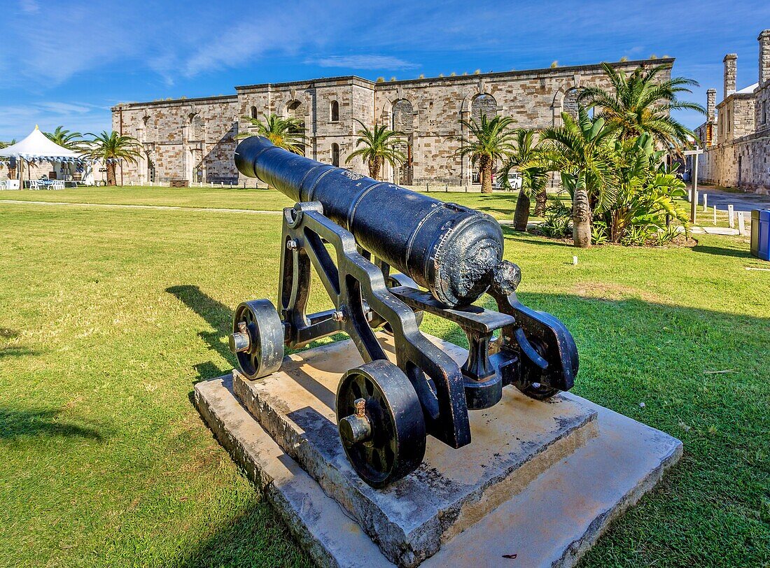 Eine Kanone vor dem Versorgungslager in der stillgelegten Königlichen Marinewerft, Bermuda, Atlantik, Nordamerika