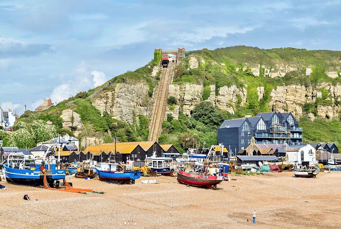 Fischerboote auf der Stade (dem Fischerstrand) mit der East Hill Cliff Railway dahinter, Hastings, East Sussex, England, Vereinigtes Königreich, Europa