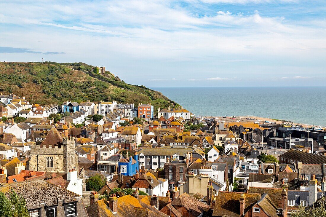 Hastings historische Altstadt mit der East Hill Cliff Lift Station im Hintergrund, Hastings, East Sussex, England, Vereinigtes Königreich, Europa