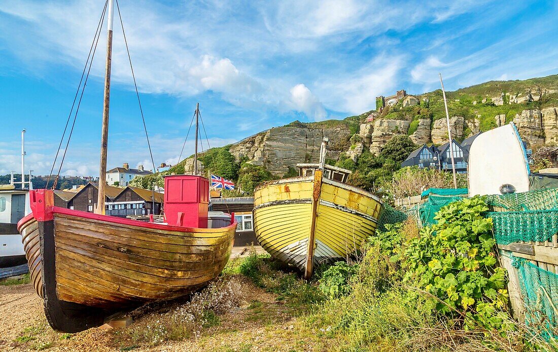 Fischerboote auf der Stade (dem Fischerstrand) in Hastings, East Sussex, England, Vereinigtes Königreich, Europa