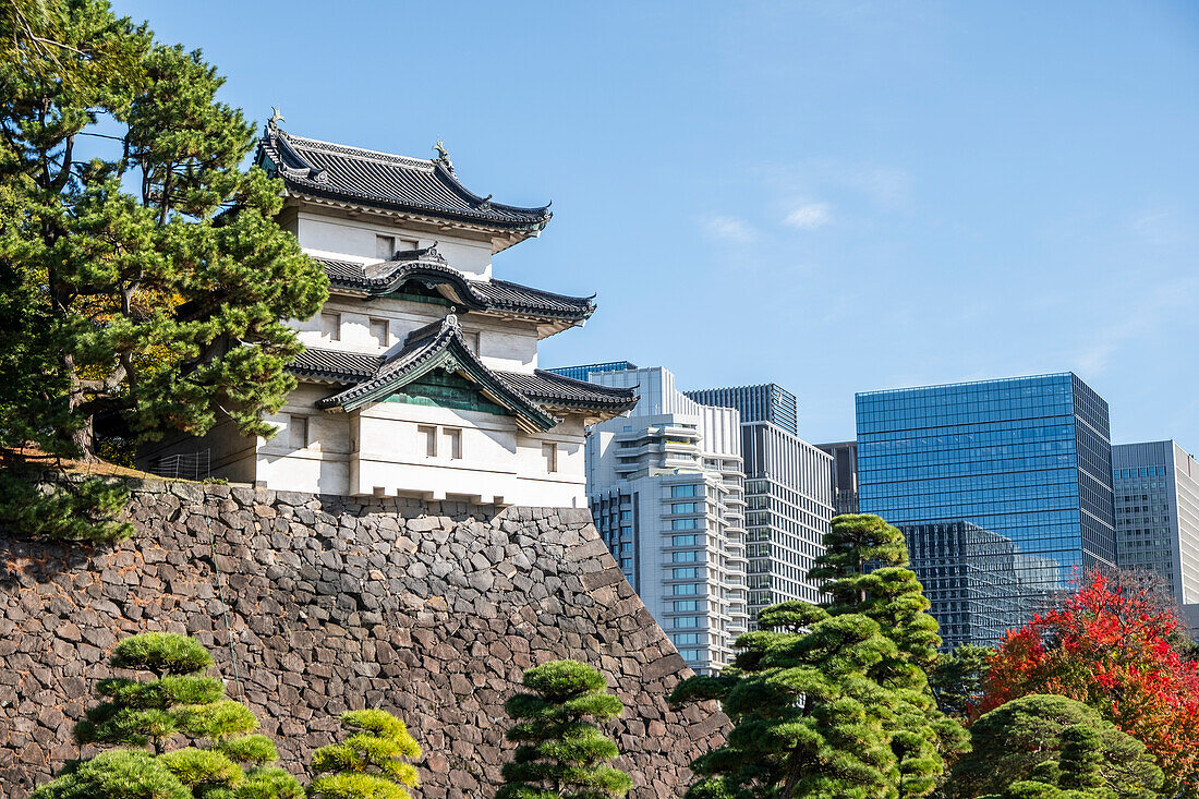 Fujimi-Yagura-Wachturm im Kaiserpalast von Tokio und moderne Wolkenkratzer im Hintergrund, Honshu, Japan, Asien