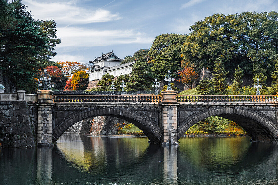 Nijubashi-Brücke über den Wassergraben und ein Wachturm im Kaiserpalast von Tokio im Herbst, Tokio, Honshu, Japan, Asien