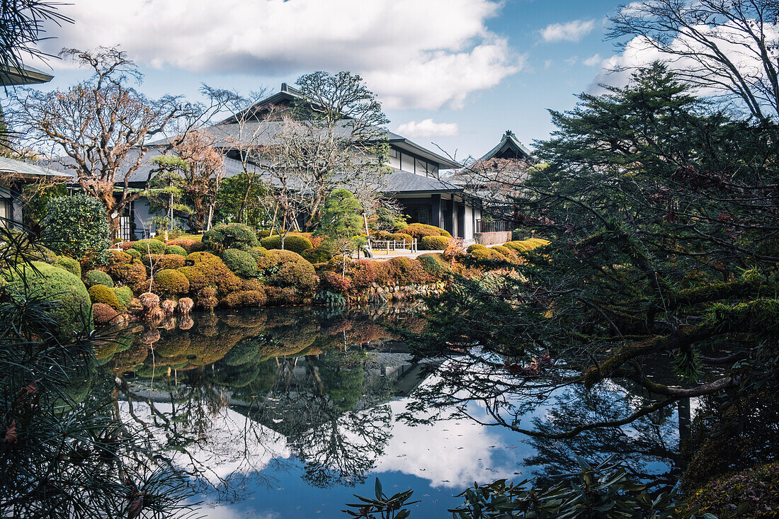 Der Garten des buddhistischen Shiunkaku-Tempels und das Rin-no-ji-Schatzhaus im Herbst in Nikko, Honshu, Japan, Asien