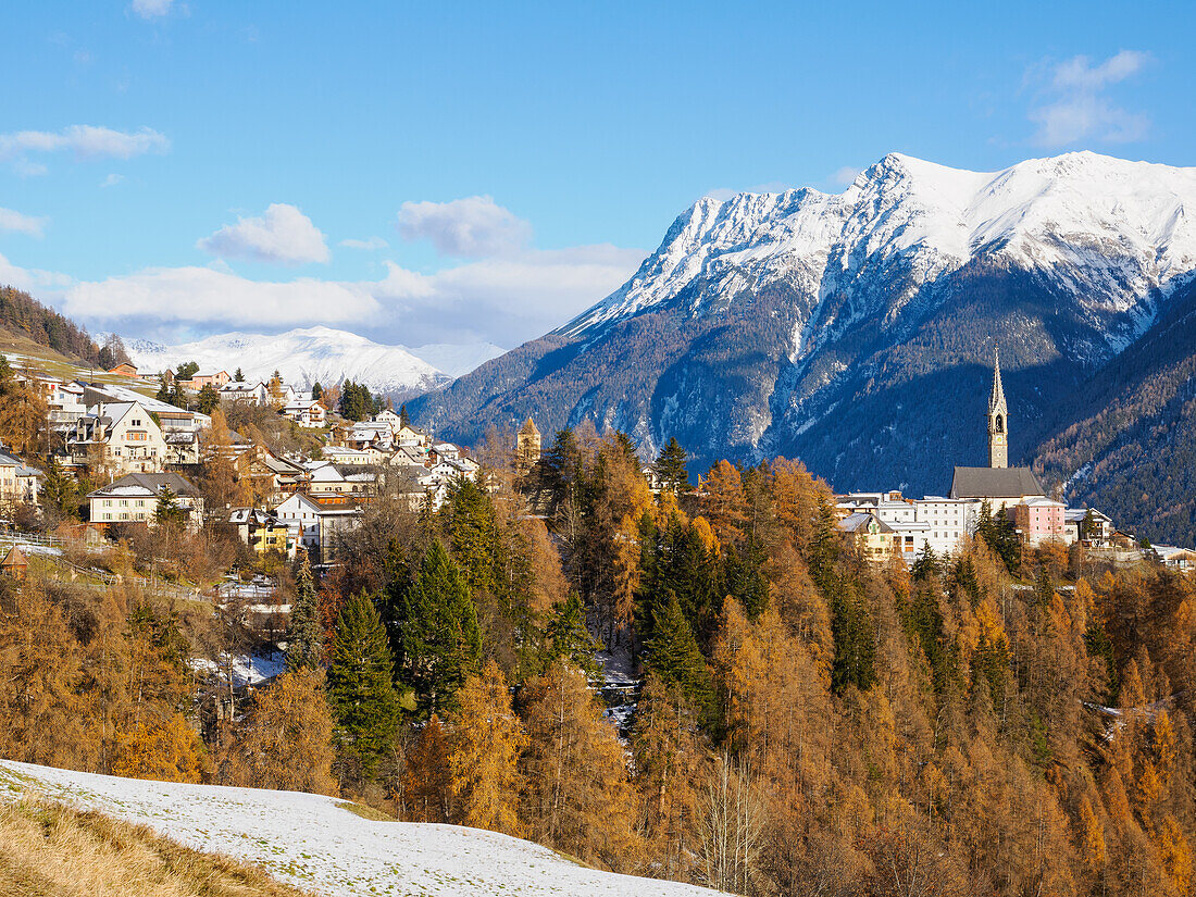 Das Dorf Sent und die Herbstfarben im Unterengadin, Sent, Graubünden, Schweiz, Europa