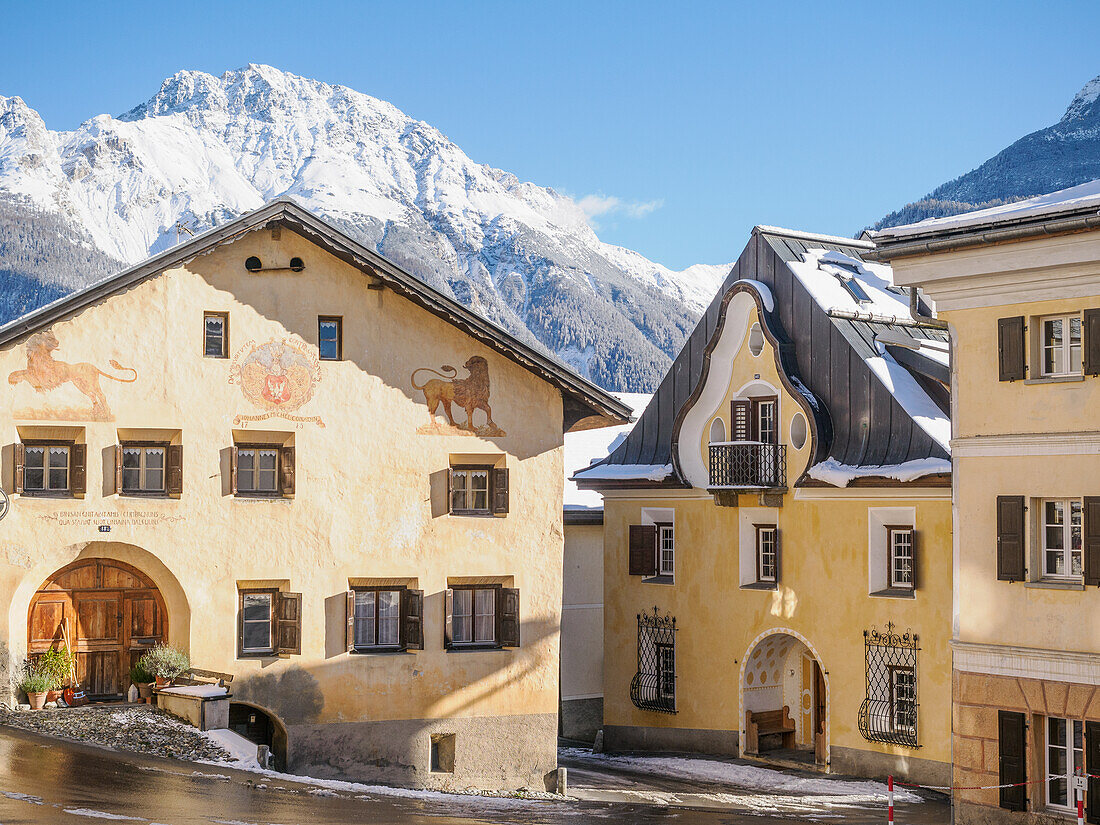 Ein Platz im Alpendorf Sent im Winter, Graubünden, Schweiz, Europa