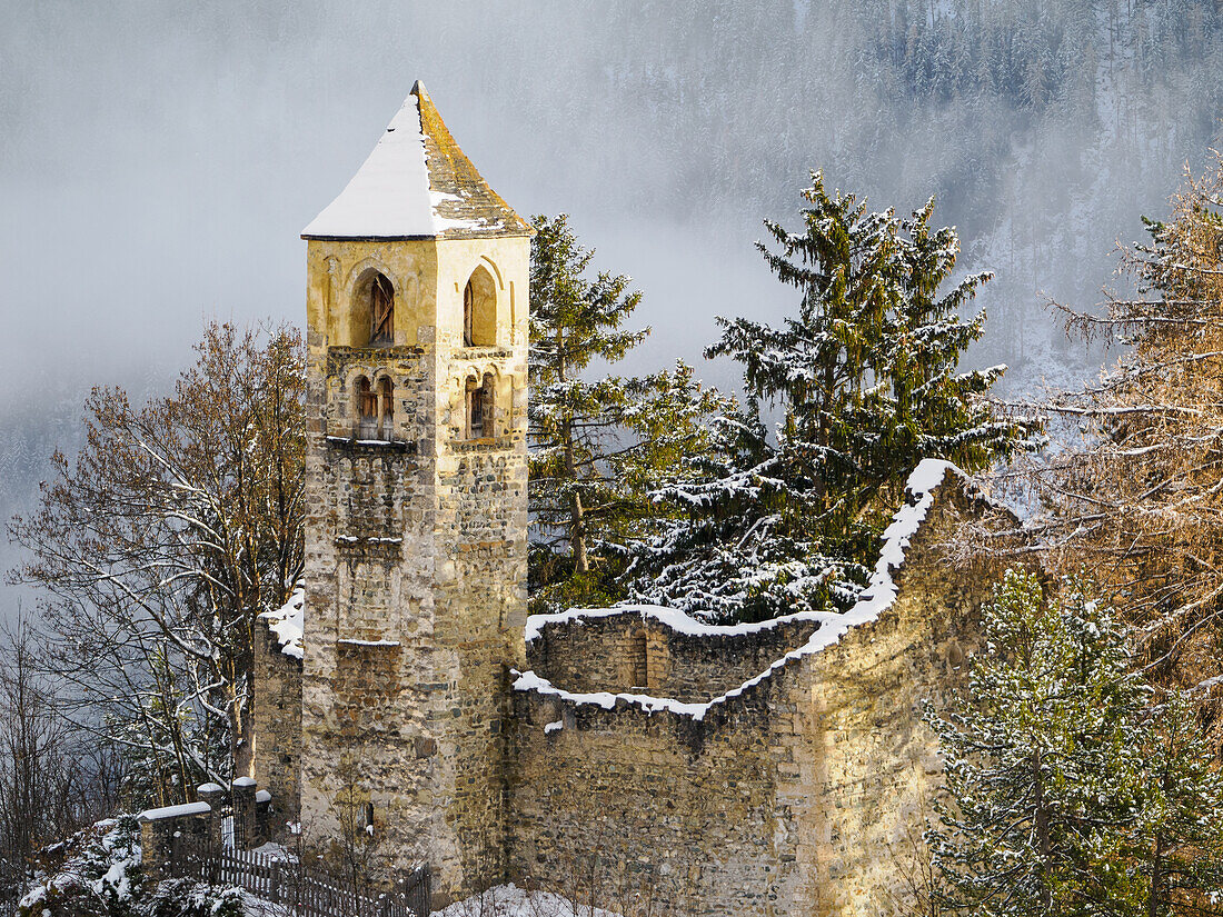 Die ehemalige Kirche von Sent, die in den frühen 1600er Jahren abbrannte, Sent, Graubünden, Schweiz, Europa