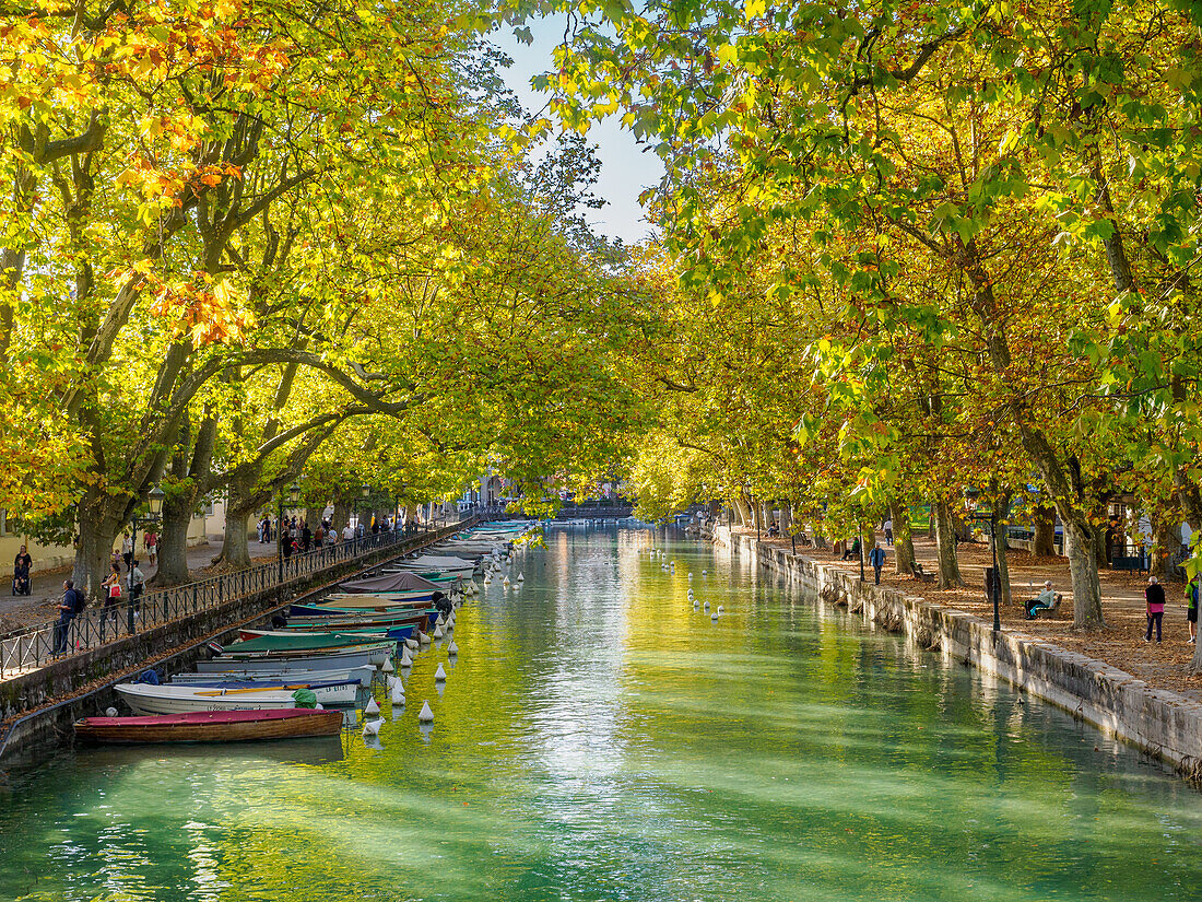 Parks and boats line the mouth of the Thiou River at Lake Annecy, Annecy, Haute-Savoie, France, Europe