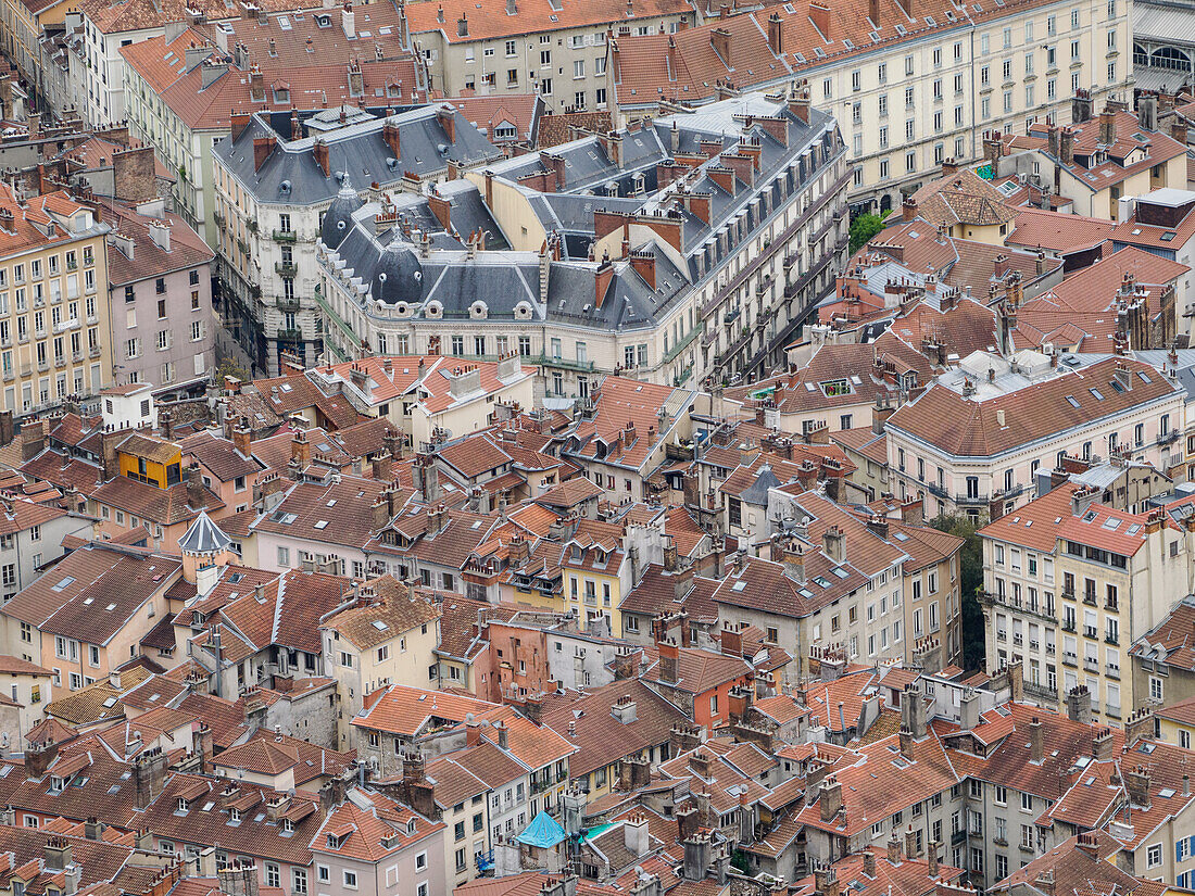 Das Zentrum von Grenoble, von der Bastille aus gesehen, Grenoble, Auvergne-Rhone-Alpes, Frankreich, Europa
