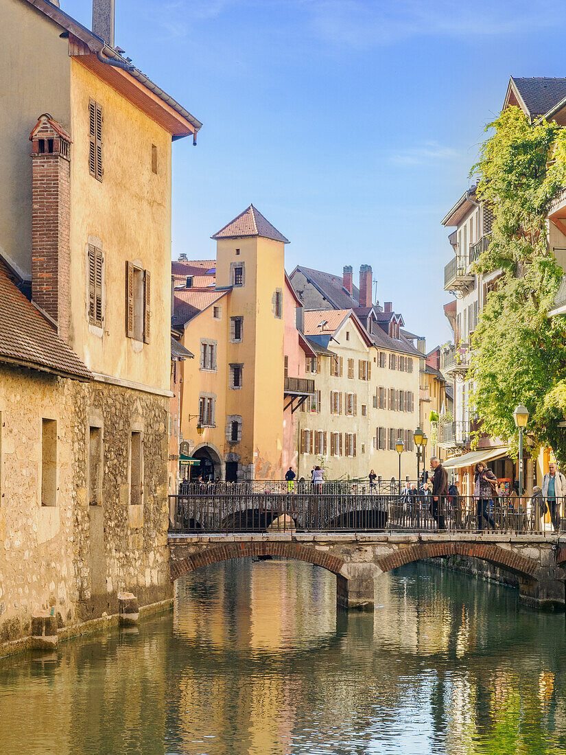 Von mittelalterlichen Häusern gesäumte Kanäle in der Altstadt von Annecy, Annecy, Haute-Savoie, Frankreich, Europa