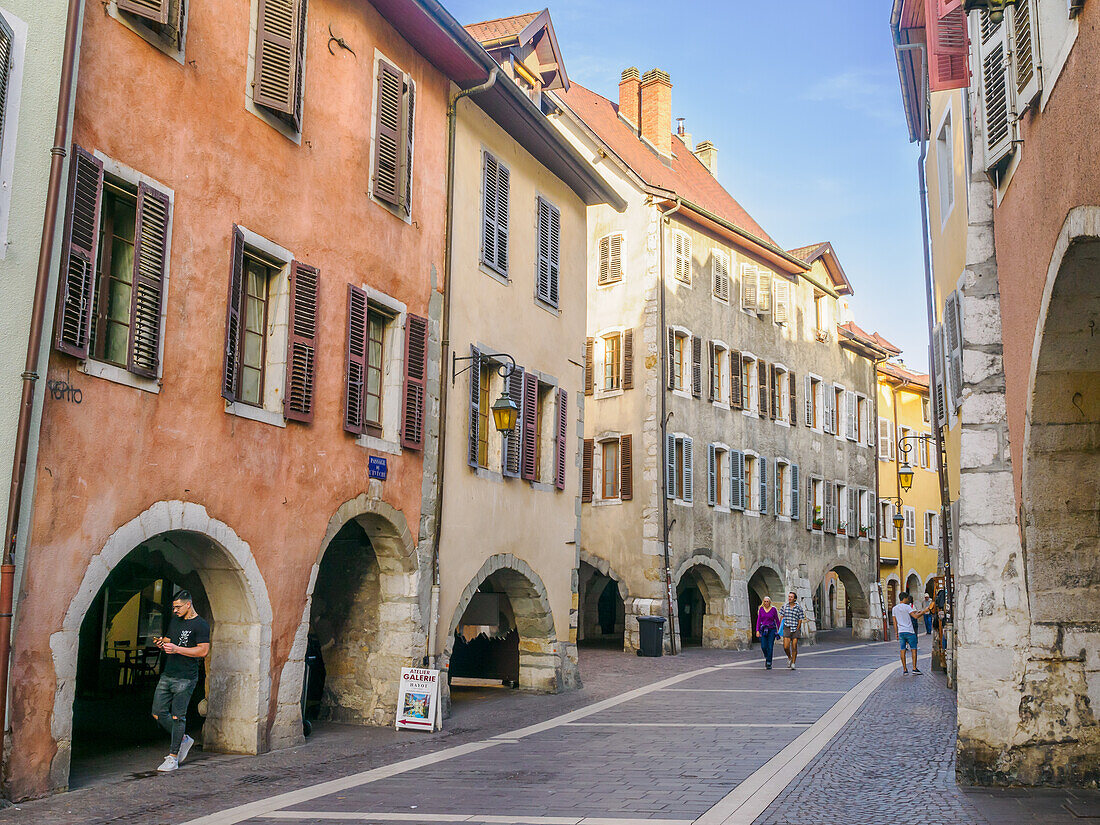 Mittelalterliche Gebäude mit überdachten Durchgängen säumen die Straßen im alten Zentrum von Annecy, Annecy, Haute-Savoie, Frankreich, Europa