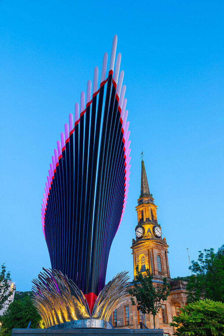 Die Endeavour-Skulptur, im Hintergrund das Rathaus, Port Glasgow, Inverclyde, Schottland, Vereinigtes Königreich, Europa