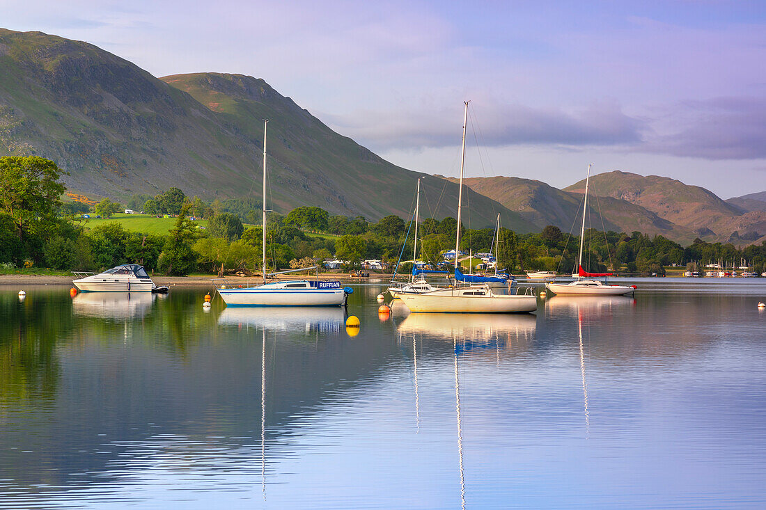 Boote bei Sonnenaufgang, Ullswater, Lake District National Park, UNESCO-Weltkulturerbe, Cumbria, England, Vereinigtes Königreich, Europa