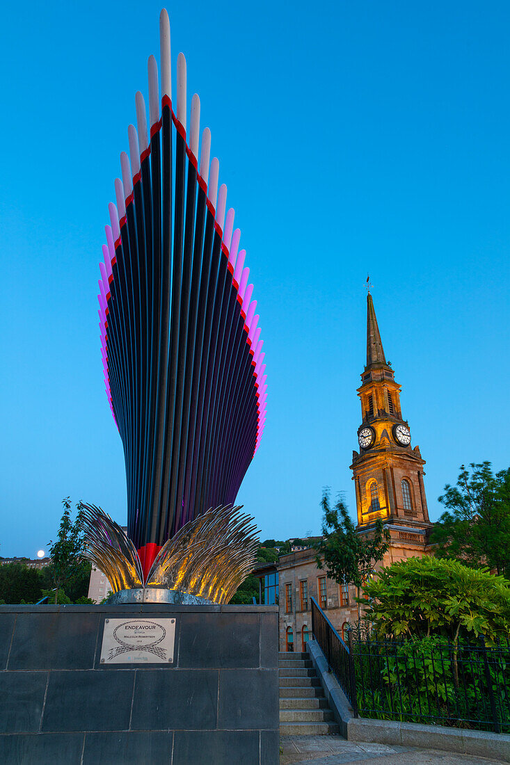 Die Endeavour-Skulptur, im Hintergrund das Rathaus, Port Glasgow, Inverclyde, Schottland, Vereinigtes Königreich, Europa