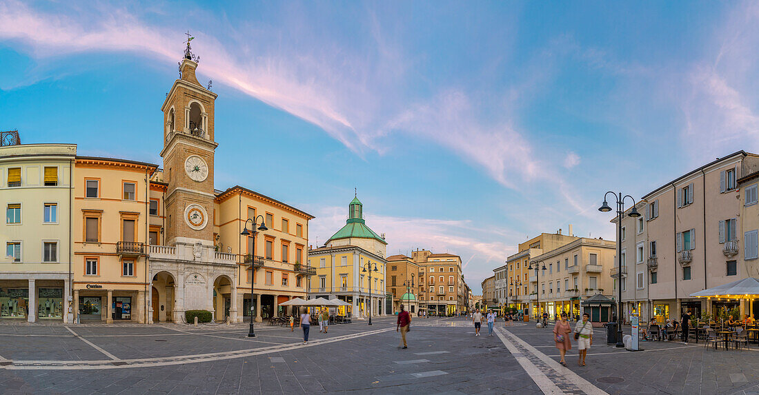 Blick auf den Torre dell'Orologio auf der Piazza Tre Martiri, Rimini, Emilia-Romagna, Italien, Europa