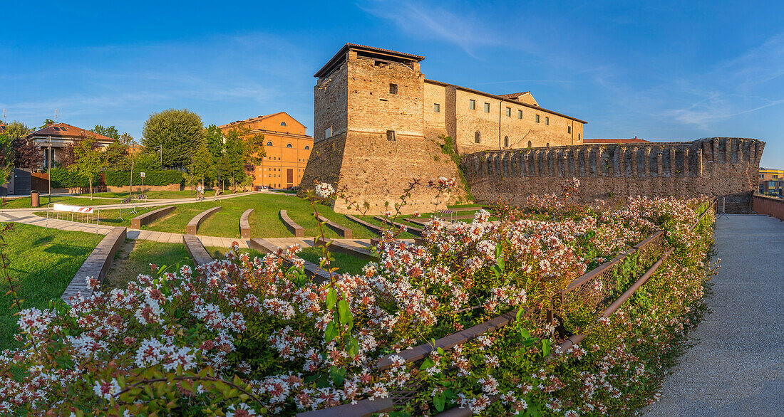 Blick auf die Rocca Malatestiana von der Arena Francesca da Rimini, Rimini, Emilia-Romagna, Italien, Europa