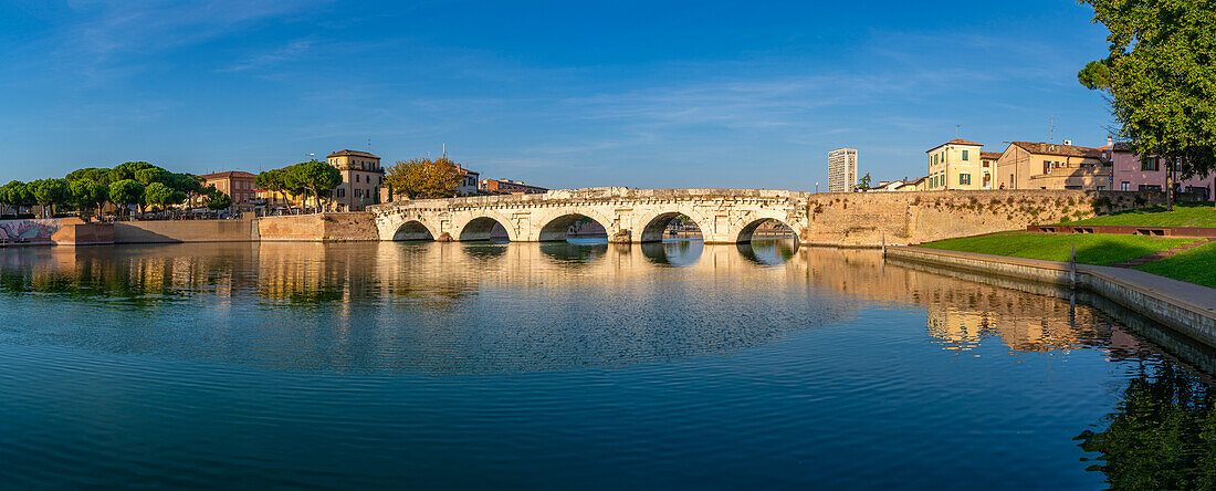 Blick auf die Ponte di Tiberio, die sich im Kanal von Rimini spiegelt, Rimini, Emilia-Romagna, Italien, Europa