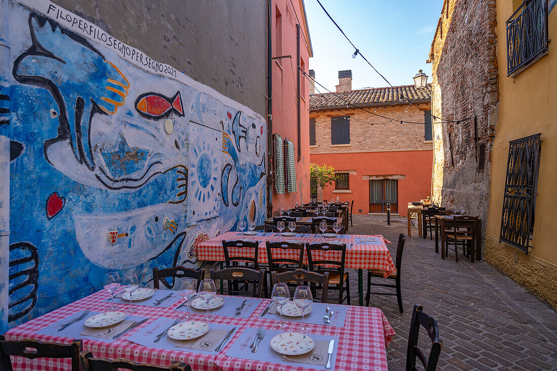 Blick auf bunte Restauranttische im Borgo San Giuliano, Rimini, Emilia-Romagna, Italien, Europa