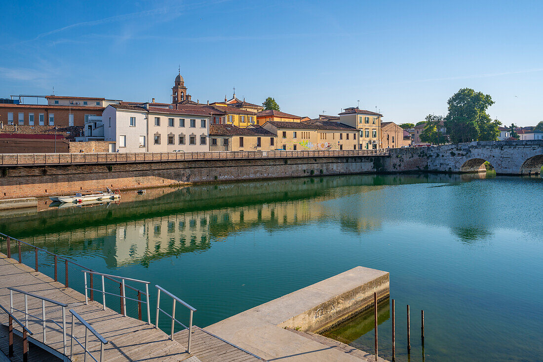 Blick auf Gebäude, die sich im Kanal von Rimini spiegeln, Rimini, Emilia-Romagna, Italien, Europa