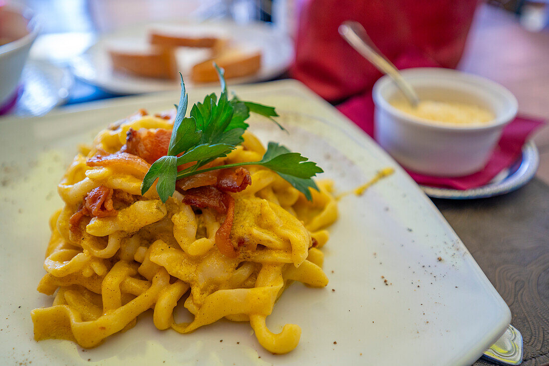 Blick auf Carbonara in einem Restaurant in Montepulciano, Montepulciano, Provinz Siena, Toskana, Italien, Europa