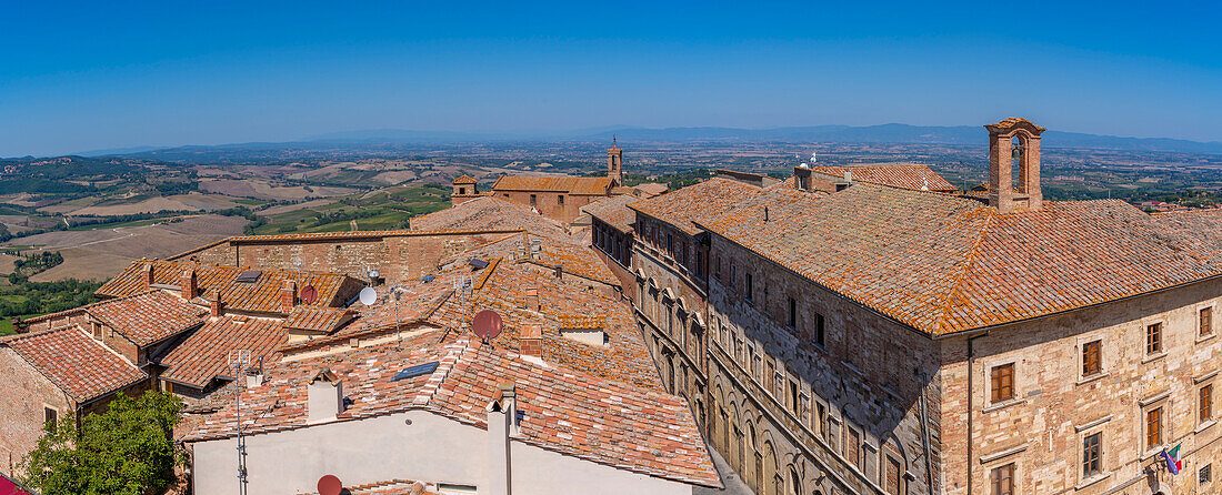 Blick auf toskanische Landschaft und Dächer vom Palazzo Comunale in Montepulciano, Montepulciano, Provinz Siena, Toskana, Italien, Europa